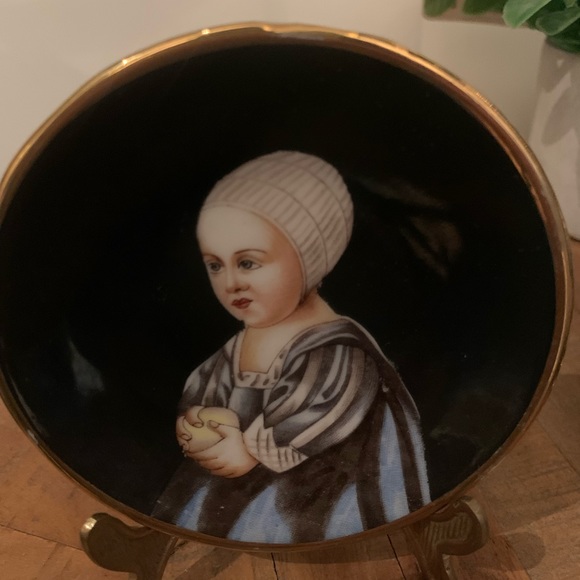 Vintage Occupied Japan Miniature Porcelain Decorative 4”Wall Plate & Brass Stand - Picture 4 of 5